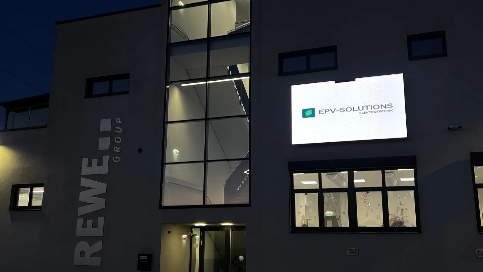 Outdoor-LED-Werbewall an einem Logistikzentrum in Kärnten