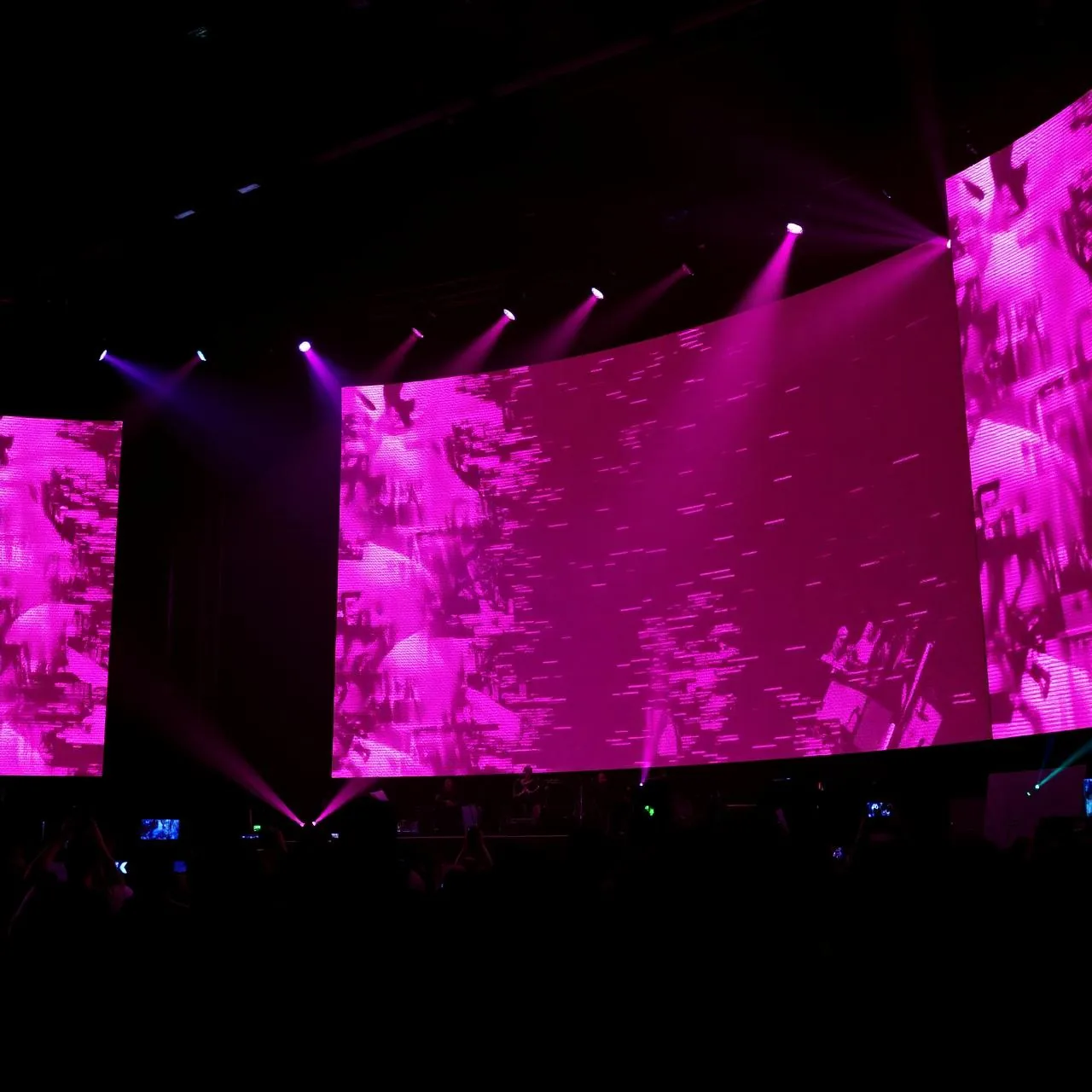 Geschwungene LED-Bühnenwand bei einem Konzert mit Lichteffekten